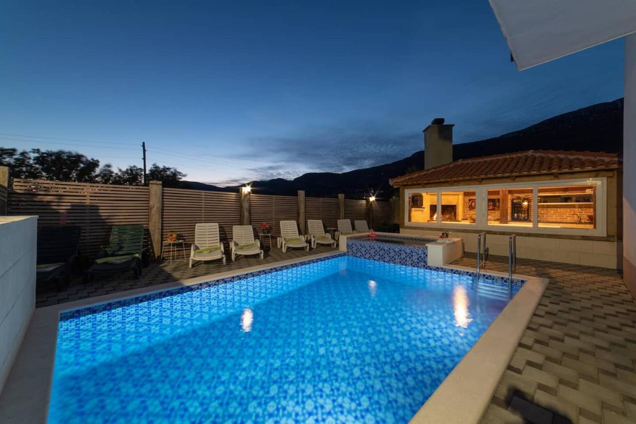 Holiday Home Chester With Heated Pool Kaštela المظهر الخارجي الصورة