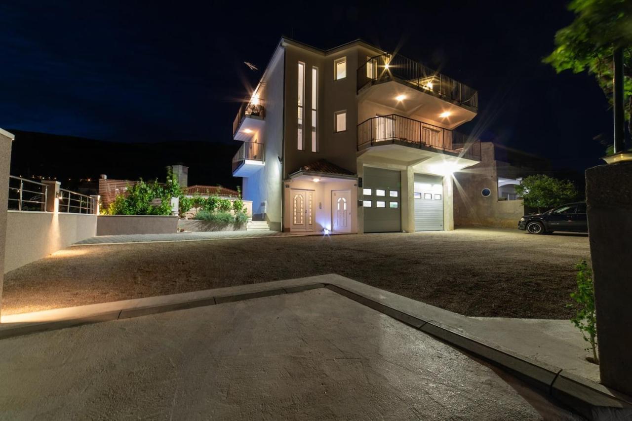 Holiday Home Chester With Heated Pool Kaštela المظهر الخارجي الصورة