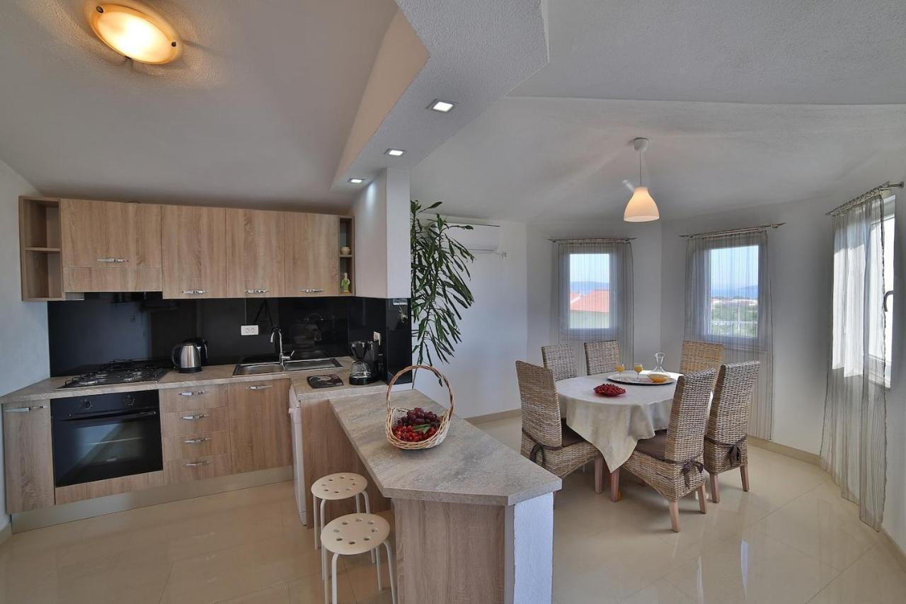 Holiday Home Chester With Heated Pool Kaštela المظهر الخارجي الصورة