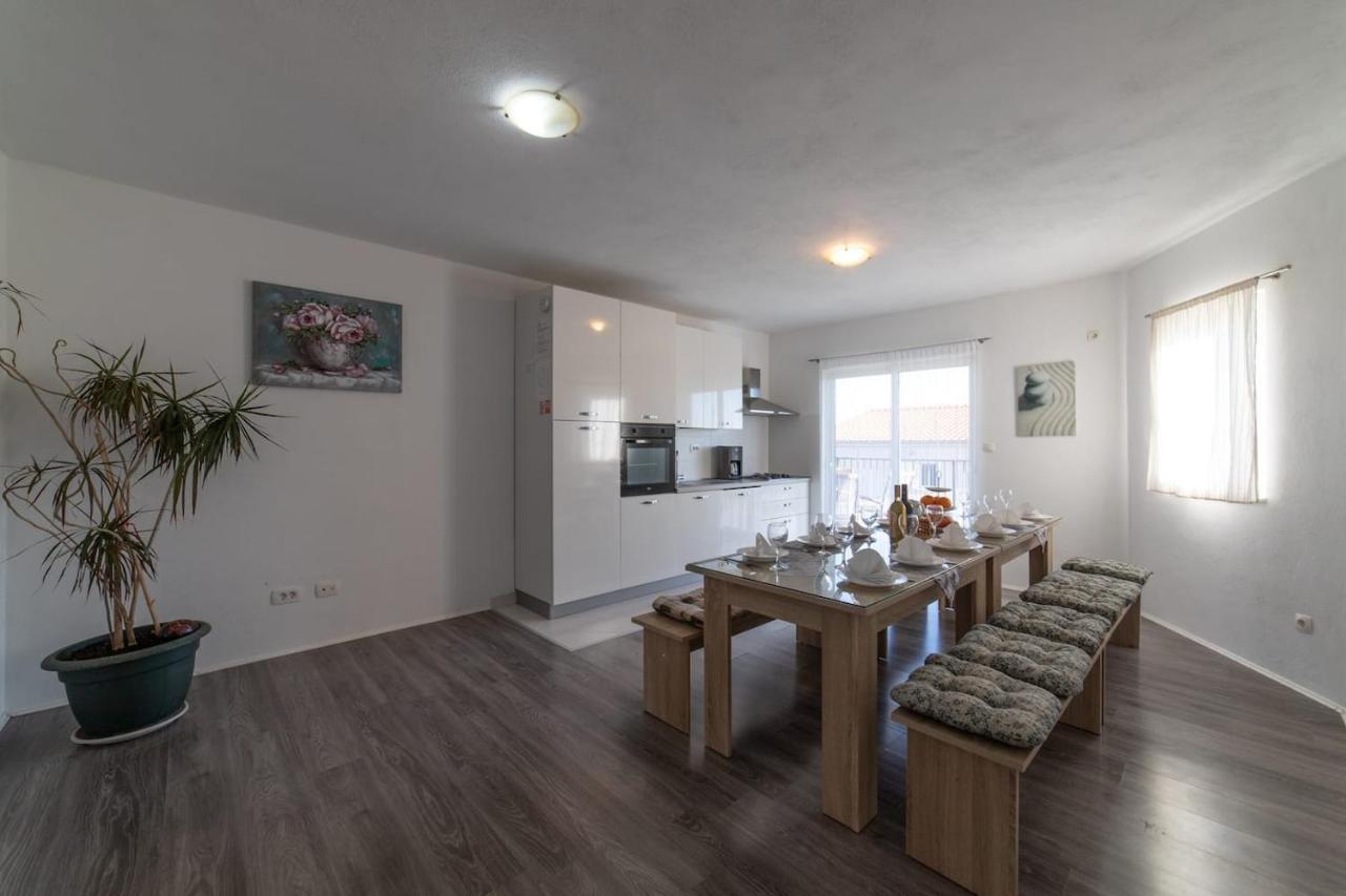 Holiday Home Chester With Heated Pool Kaštela المظهر الخارجي الصورة