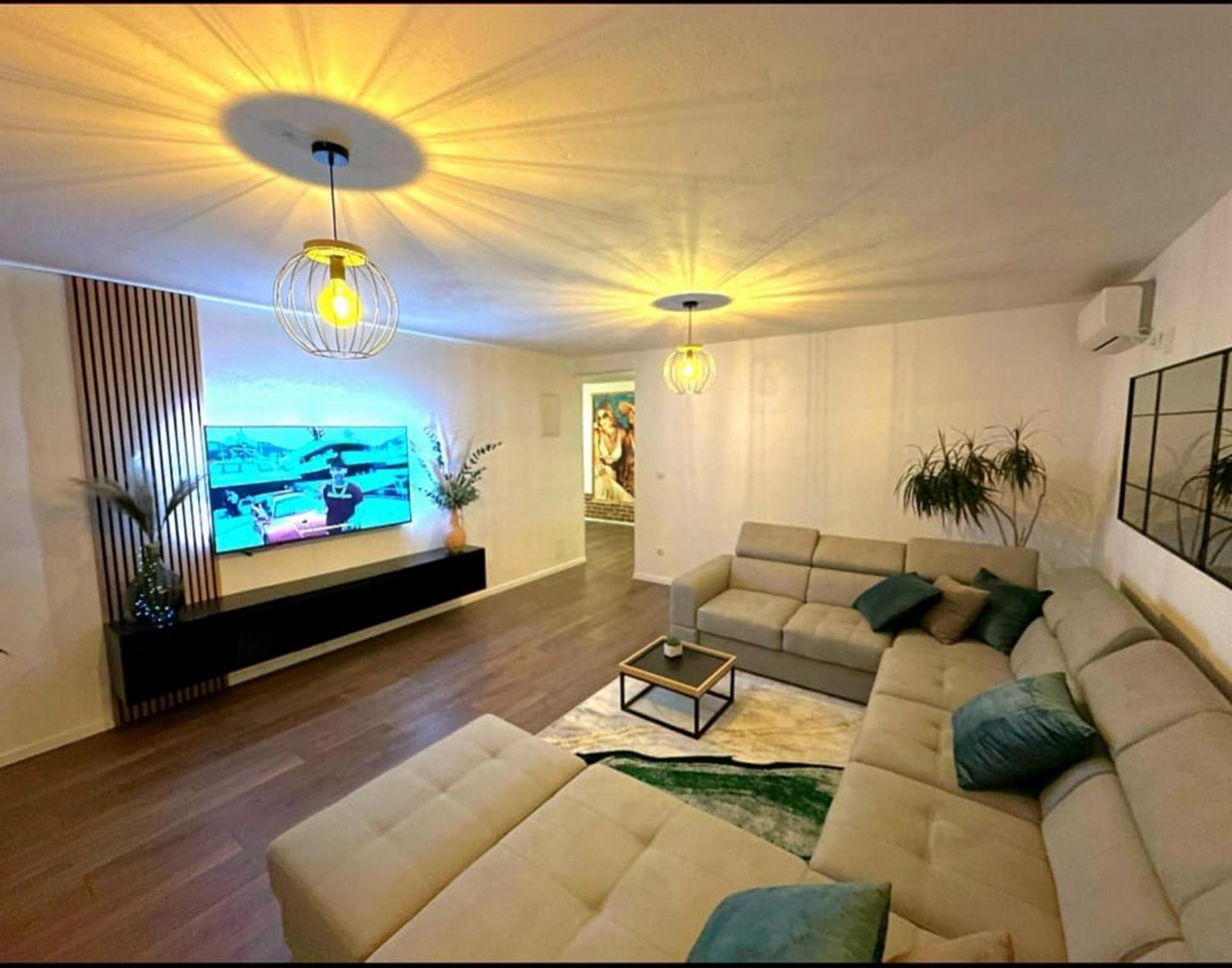 Holiday Home Chester With Heated Pool Kaštela المظهر الخارجي الصورة