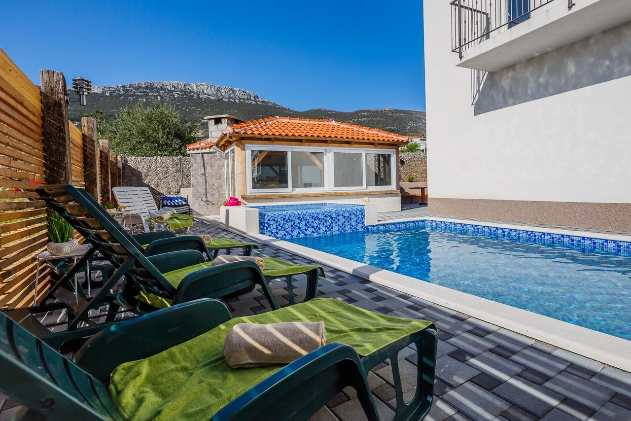 Holiday Home Chester With Heated Pool Kaštela المظهر الخارجي الصورة